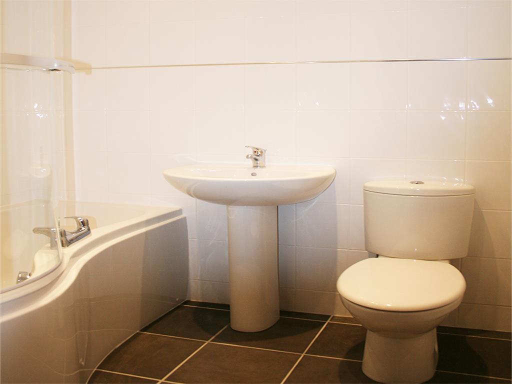 2 bedroom apartment To Let in Colne - bath.jpg